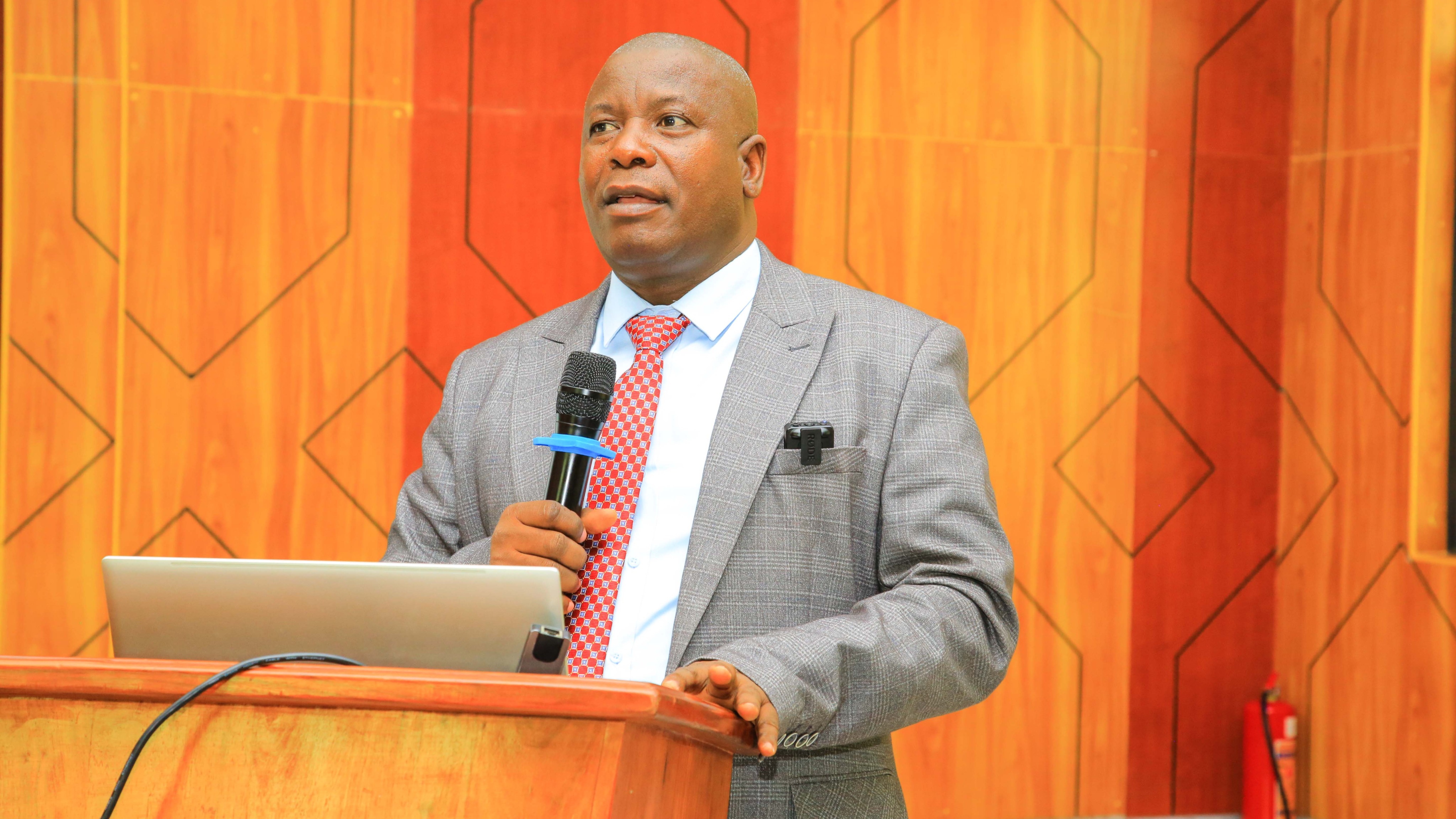 KAMISHNA AWASHAURI WATAFITI WA TUME YA KUREKEBISHA SHERIA KUWAFIKIA WANANCHI WA KAWAIDA