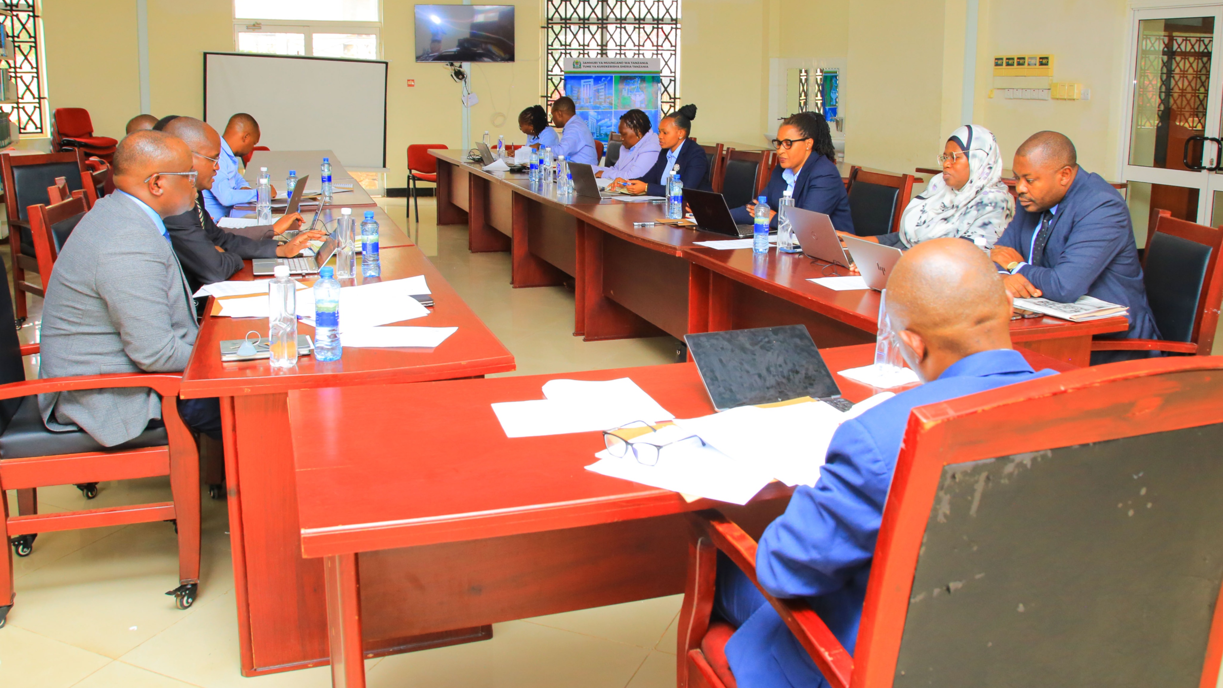 Katibu Mtendaji aongoza kikao cha Menejimenti– Tume ya Kurekebisha Sheria